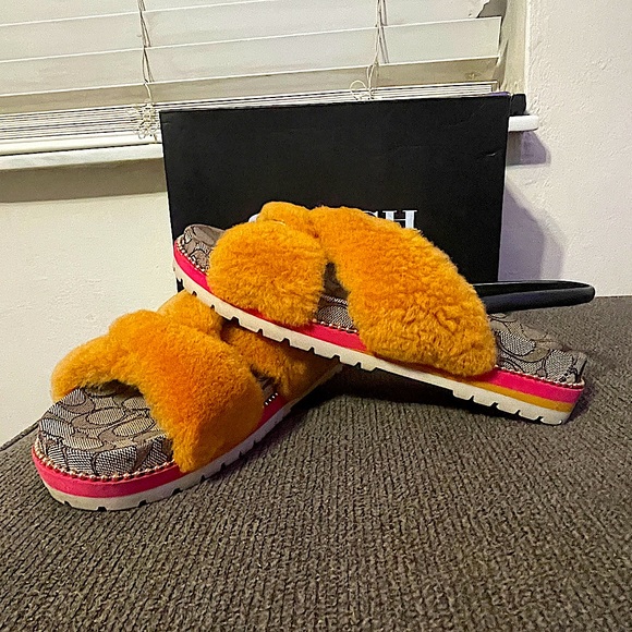 TALLY SHEARLG SANDAL 
worn once! 

Please DM before buying!! - Picture 1 of 5